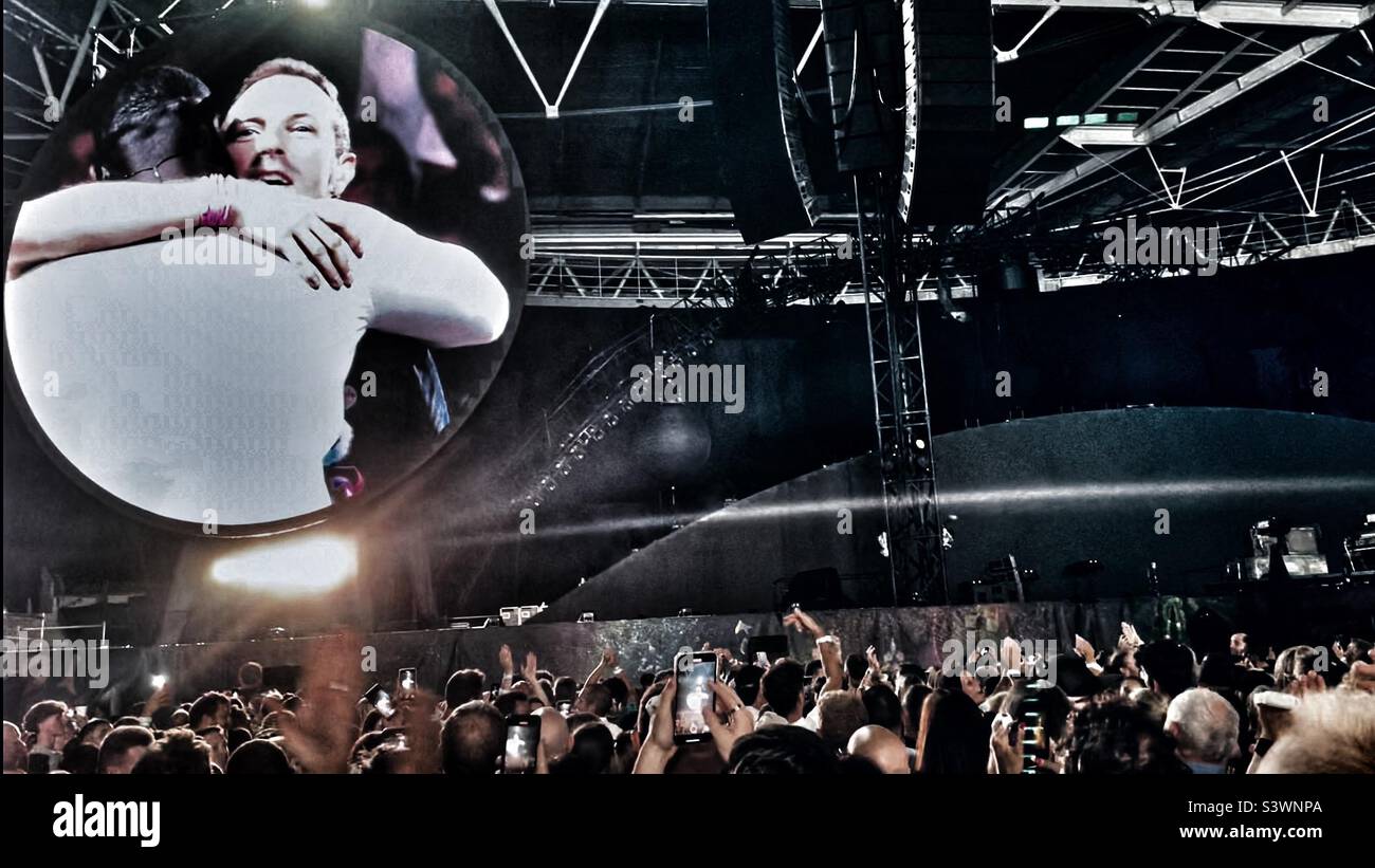 Chris Martin from the British band, Coldplay, giving Stormzy a welcome hug on stage at Wembley Arena prior to their performance: Music of the Spheres World Tour, Sunday 21st August 2022. Stock Photo