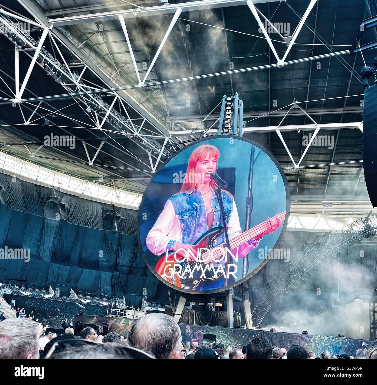 Hannah Reid of British band, London Grammar: supporting act at Coldplay’s Music of the Spheres world tour at Wembley Stadium on Sunday 21st August 2022. Stock Photo