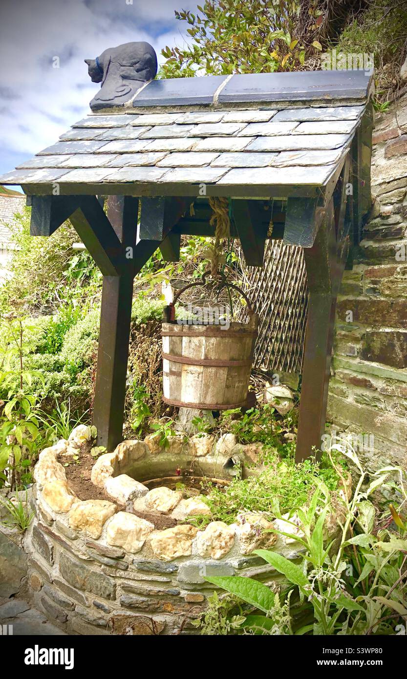 Wishing well in garden of museum Stock Photo Alamy