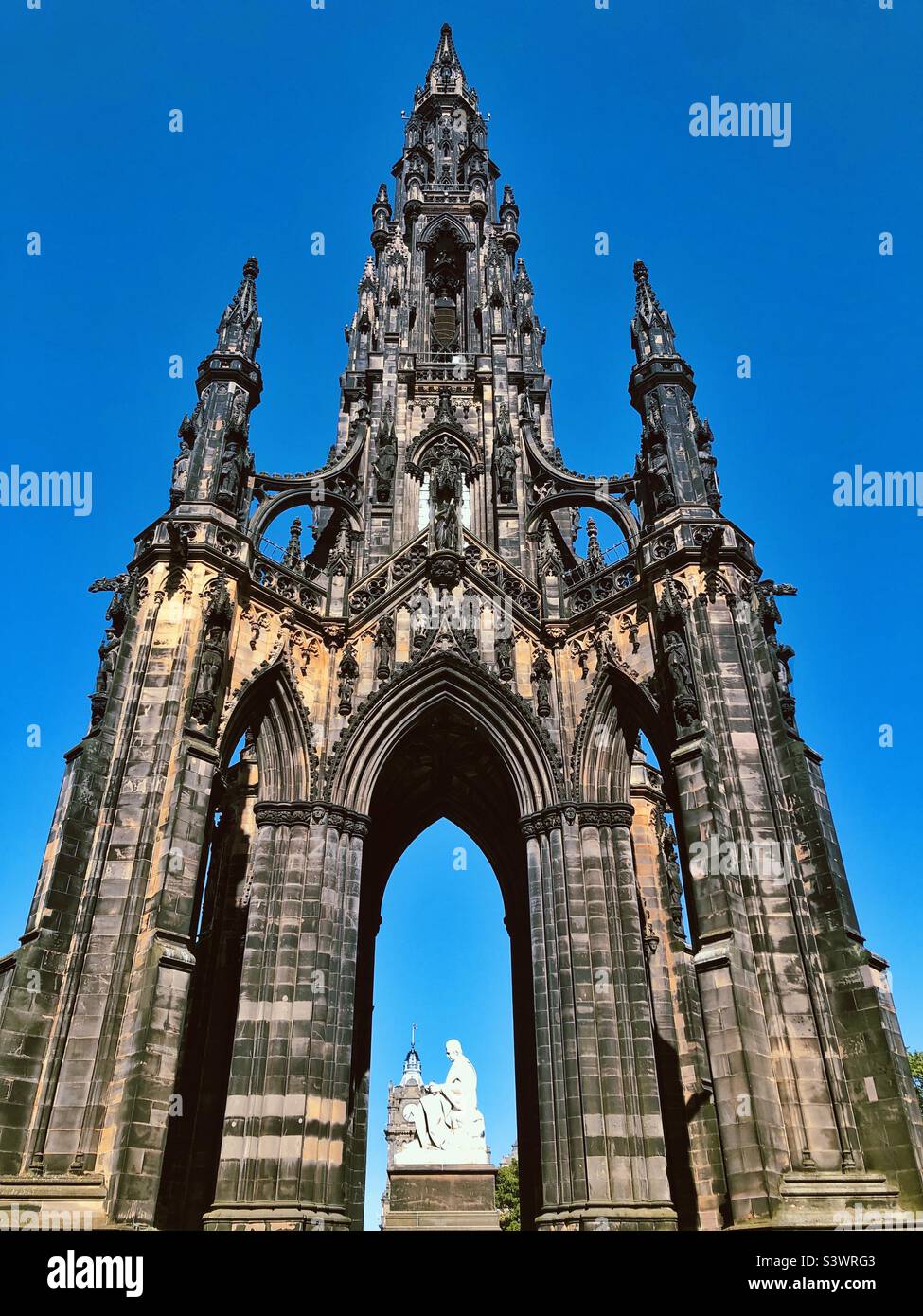 The Scott Monument , in Princes Street Gardens, Edinburgh, is a Victorian Gothic monument to Scottish author Sir Walter Scott Stock Photo