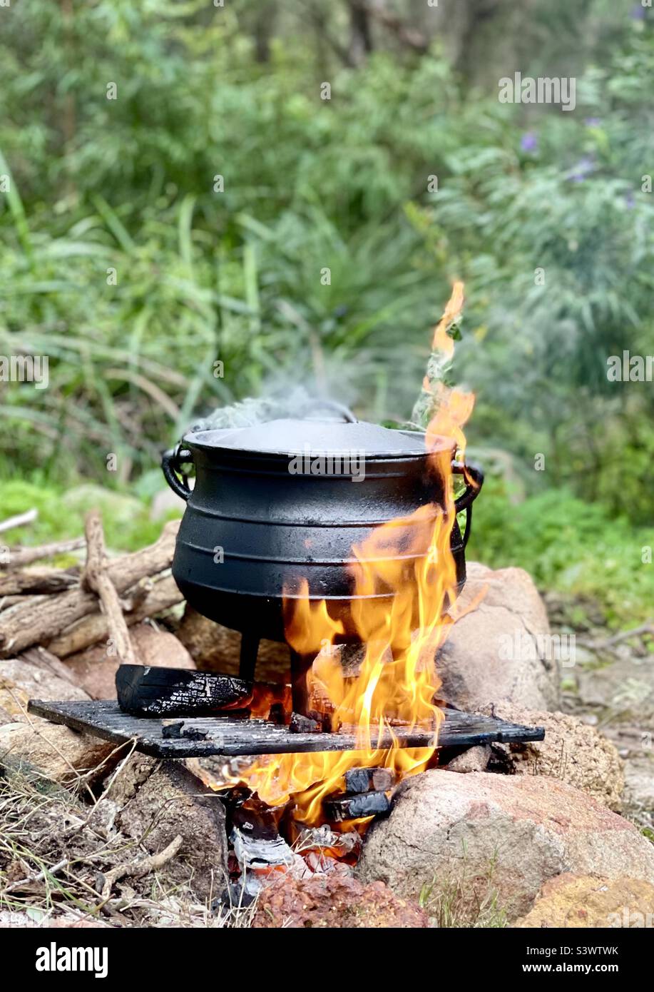 https://c8.alamy.com/comp/S3WTWK/cast-iron-pot-over-a-fire-S3WTWK.jpg