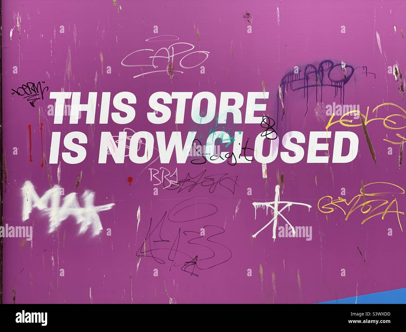 “THIS STORE IS NOW CLOSED” The sign on the wall of a retail shop somewhere in Europe. Is this a sign of the times - physical, bricks and mortar shops are closing and retail is moving online? Photo ©️ Stock Photo