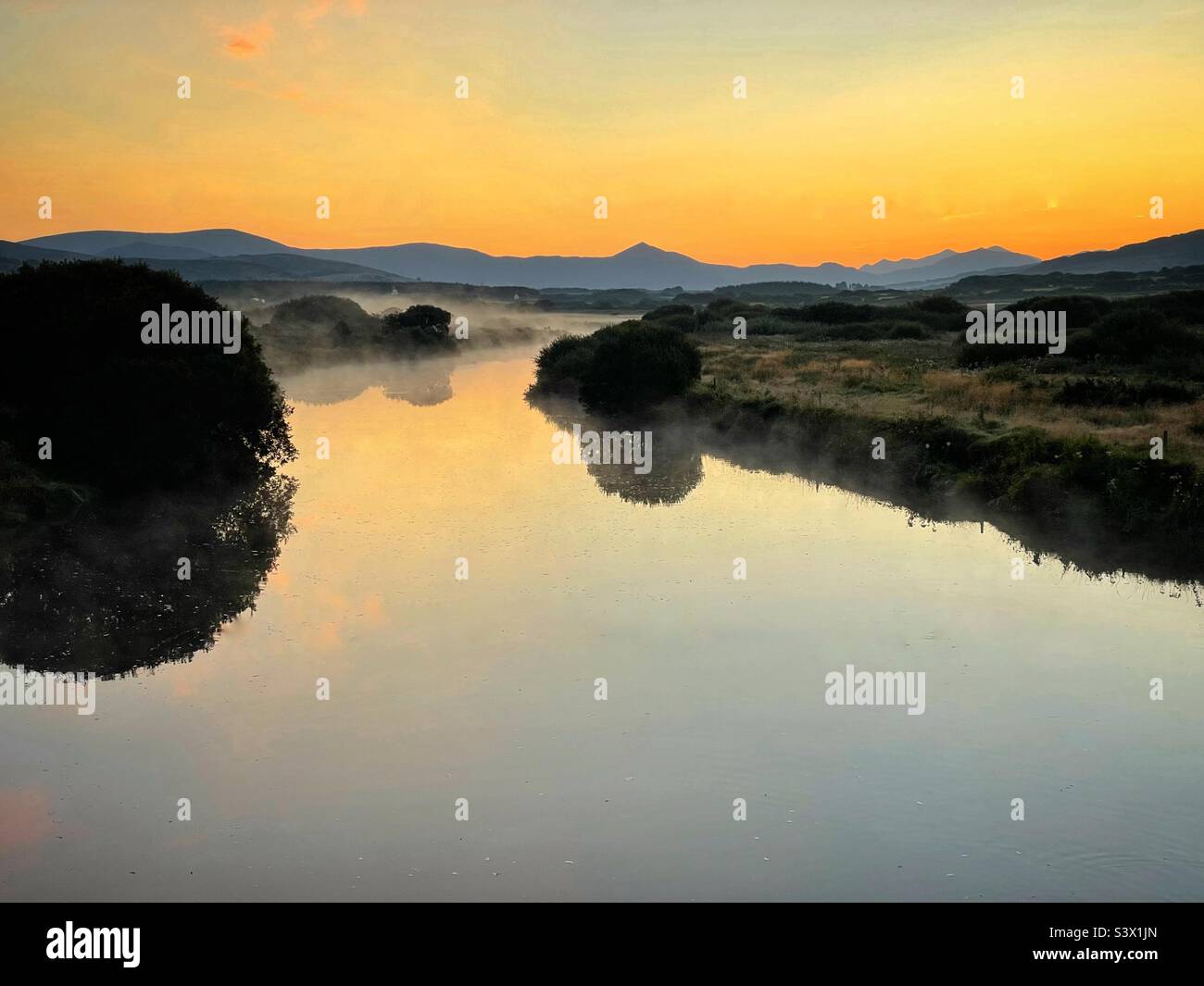 Looking inland along the River Inny at dawn towards Macgillycuddy’s Reeks, County Kerry, Ireland, August. Stock Photo