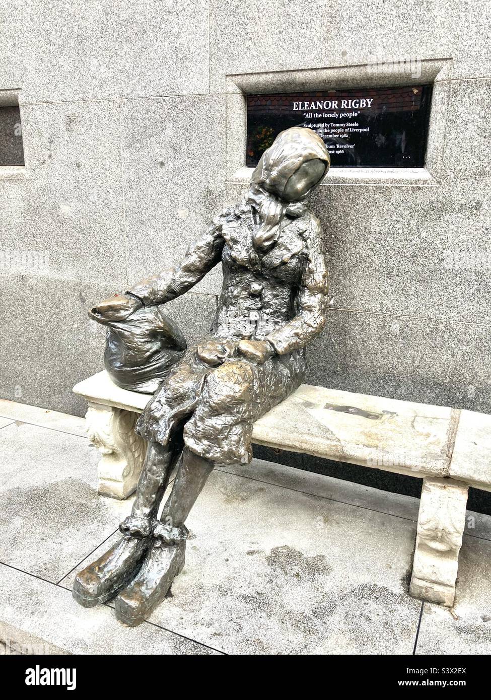 Eleanor Rigby statue in Liverpool Stock Photo