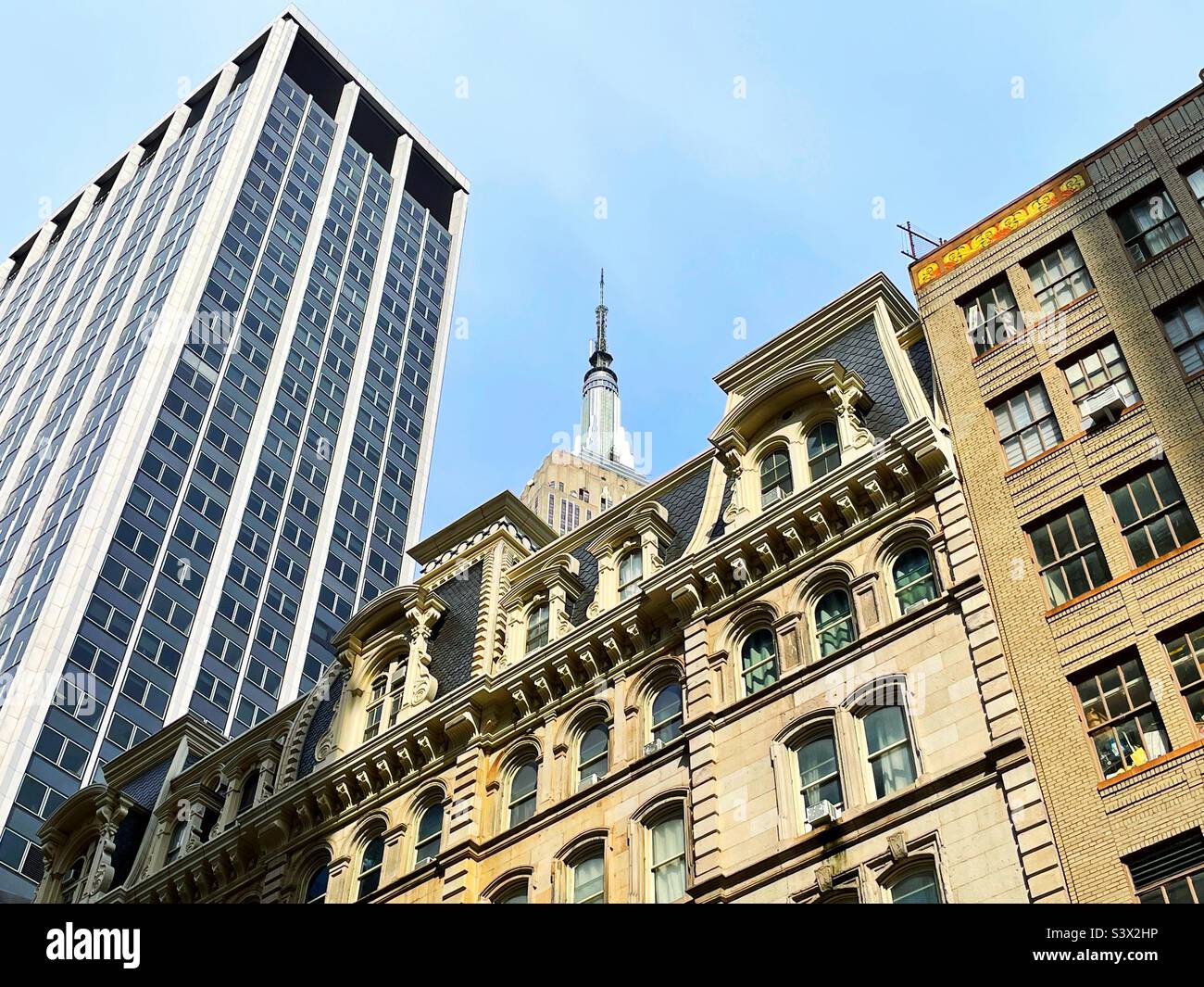 Contrasting architecture in front of the empire state building in the fashionable neighborhood of nomad, 2022, NYC, USA Stock Photo