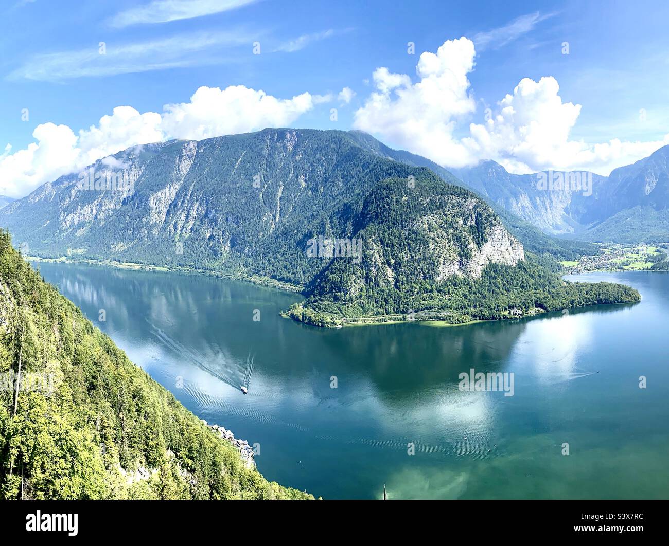 Panoramic view of the stunning scenery near the town of Hallstatt in the Austrian Lakes region Stock Photo