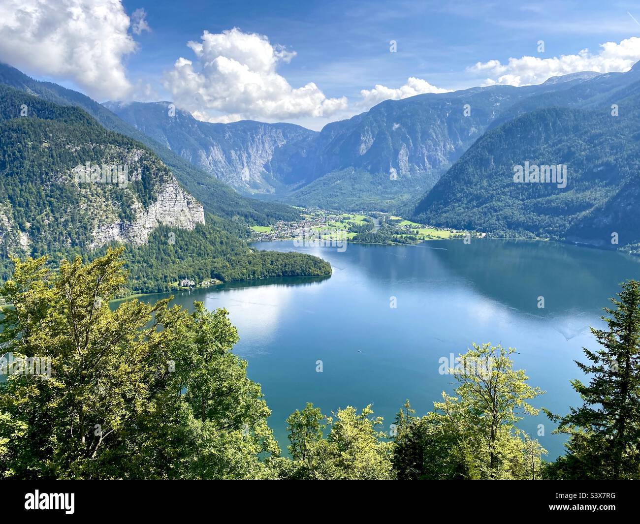 Panoramic view of the beautiful scenery near Hallstatt in the Austrian Lakes region Stock Photo