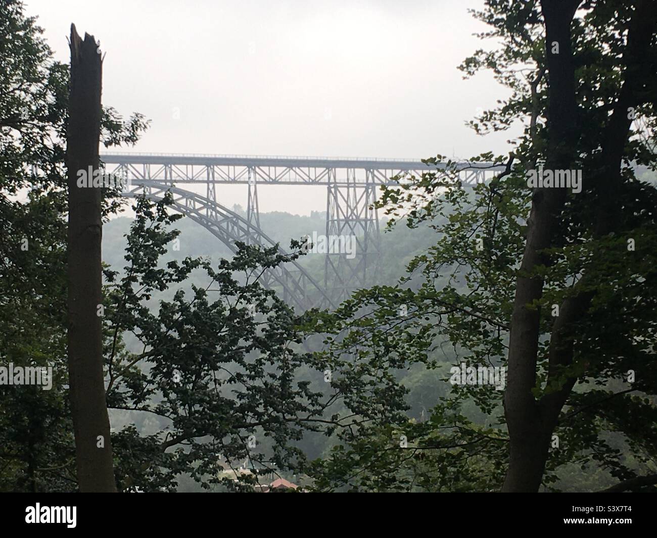 Müngstener Brücke im Nebel Stock Photo