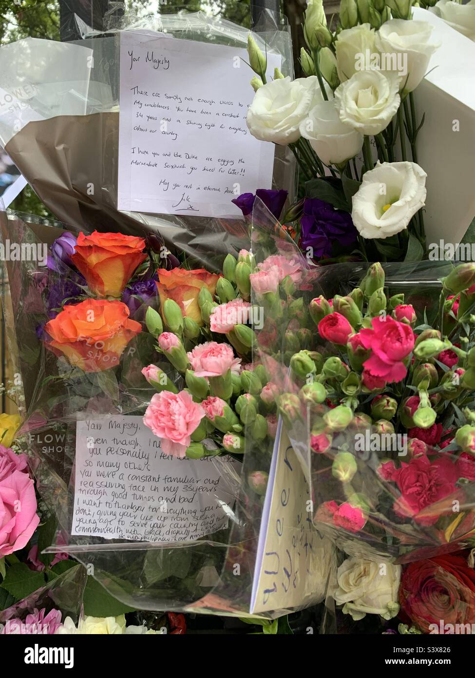 Floral tributes and letters at Buckingham palace to pay respects for Queen Elizabeth II death. 11th September 2022, London. Stock Photo