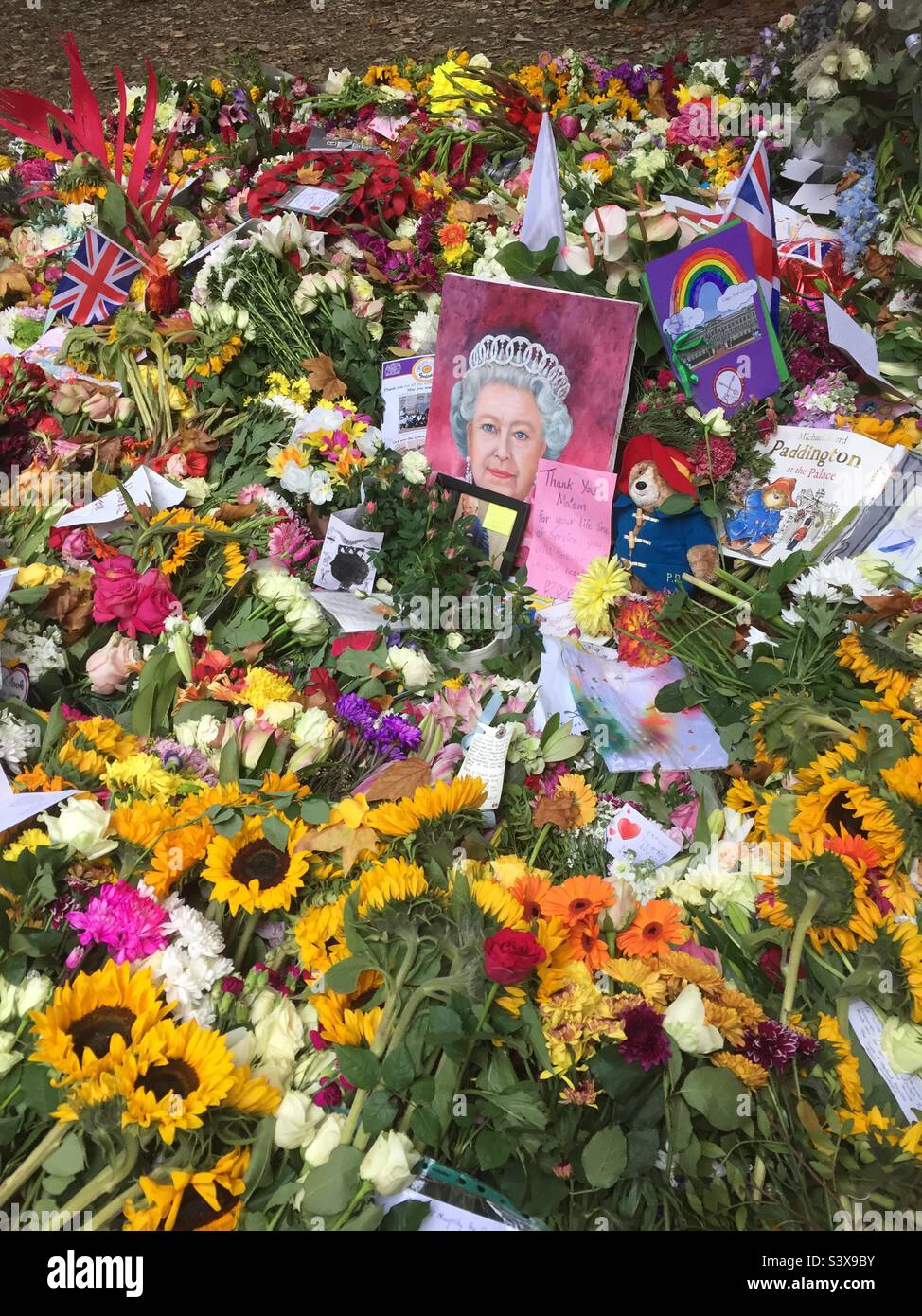 Floral tributes at green park for Queen Elizabeth 2022 Stock Photo