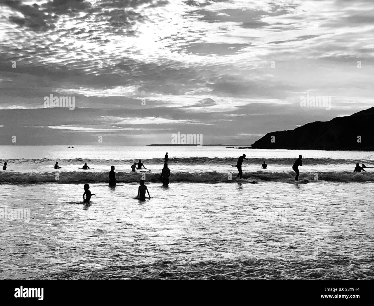 surfer-silhouette-sitting-beach-black-and-white-stock-photos-images