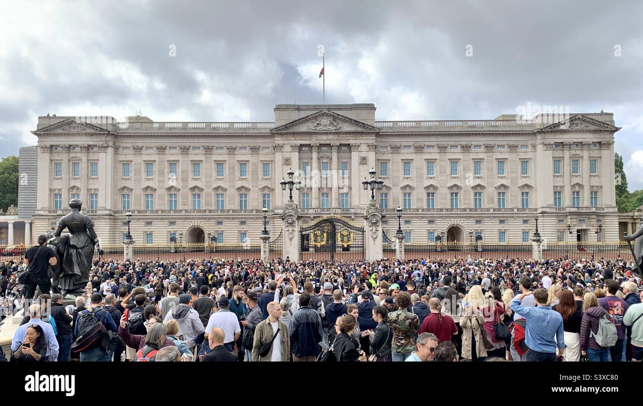 Crowd gathered outside Buckingham Palace the day after Queen Elizabeth II died. Stock Photo