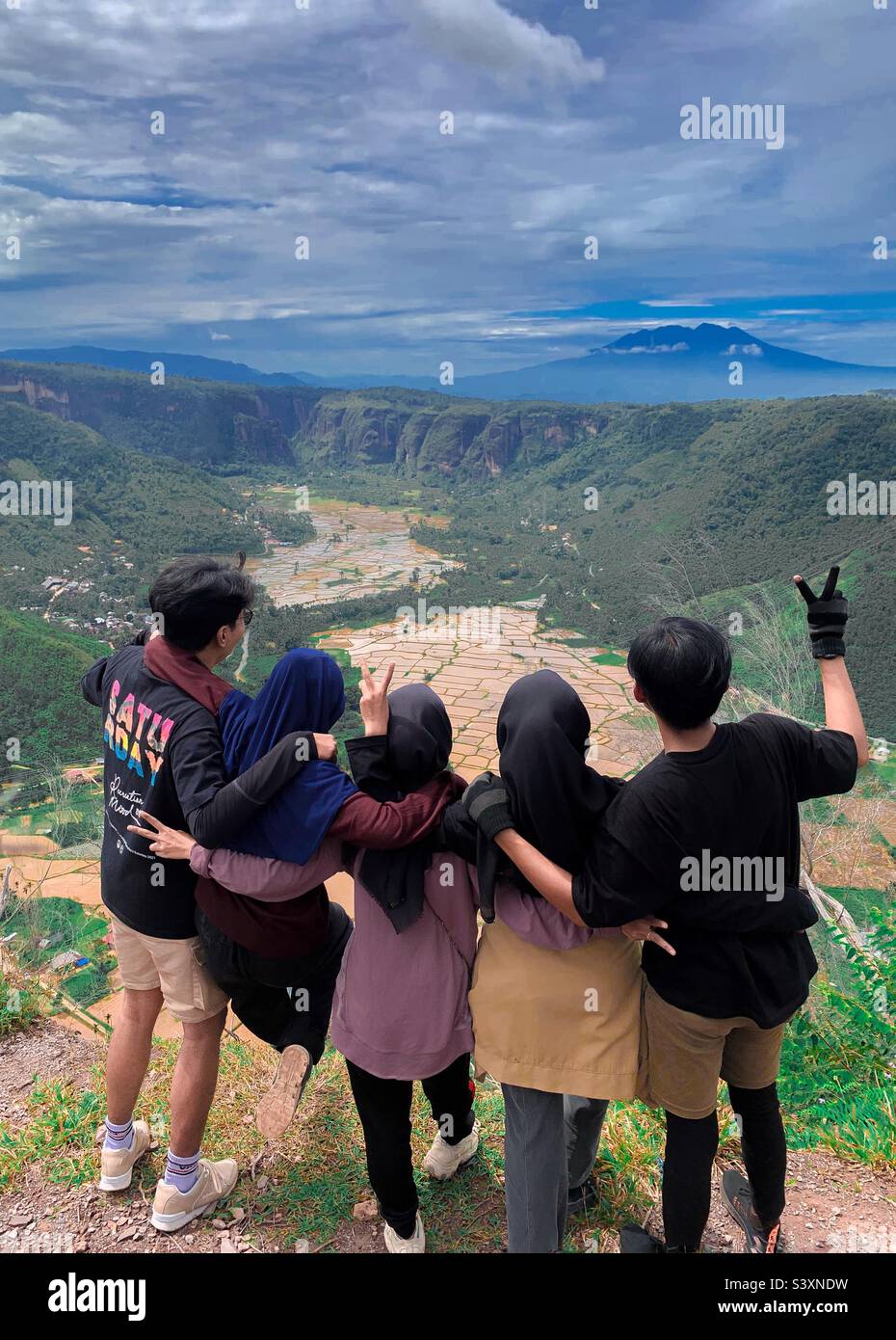 Hiking mountain friends hi-res stock photography and images - Alamy