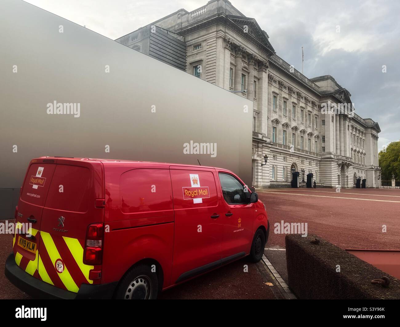 Royal Mail, postal van delivery to Buckingham Palace in London Stock