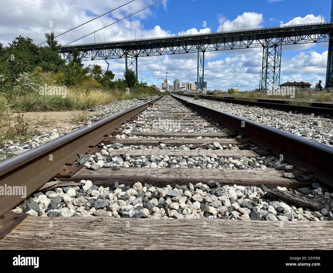 Railroad tracks leading to the city of detroit hires stock photography