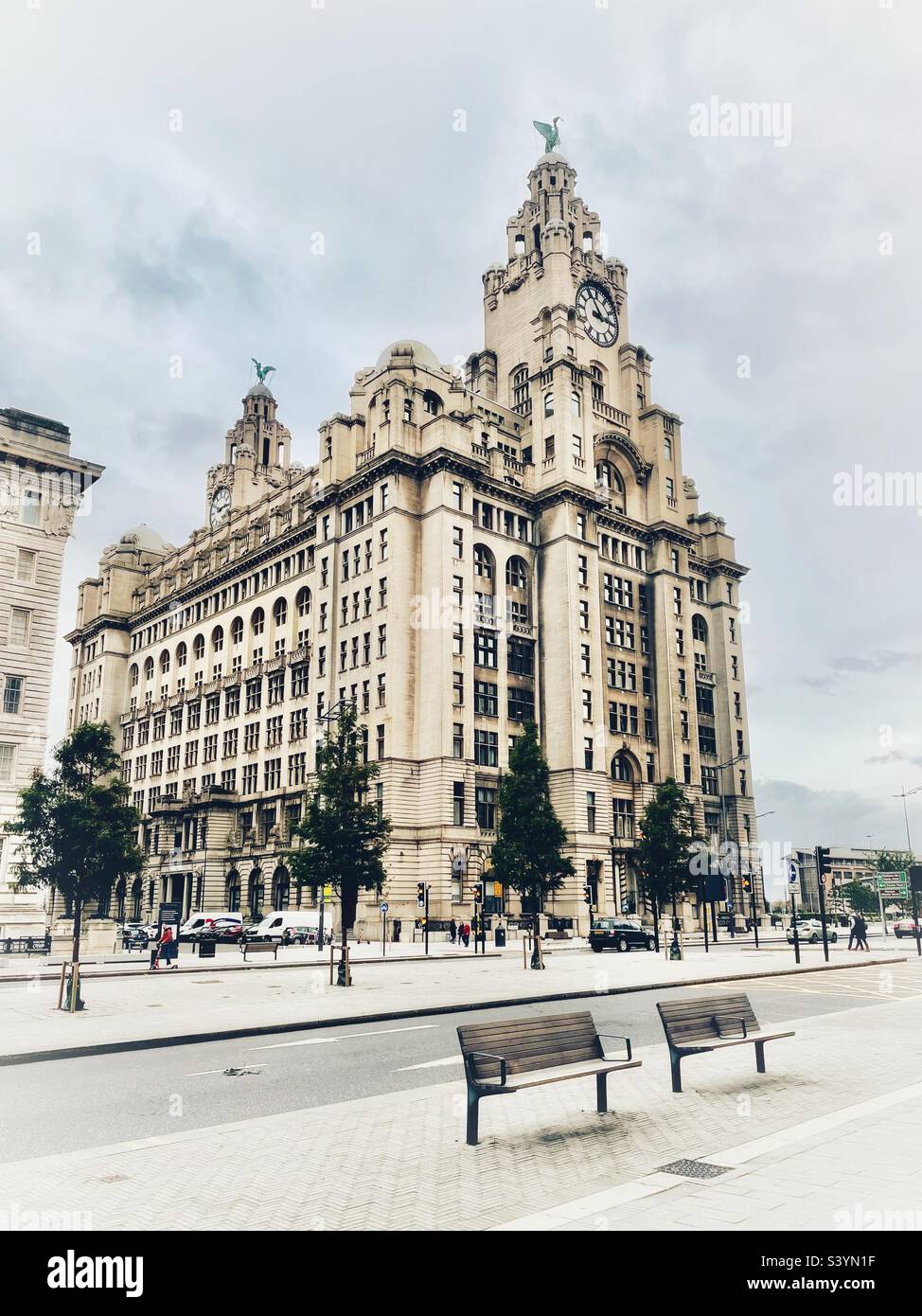 Royal Liver Building, Liverpool, with two empty benches/seats Stock Photo