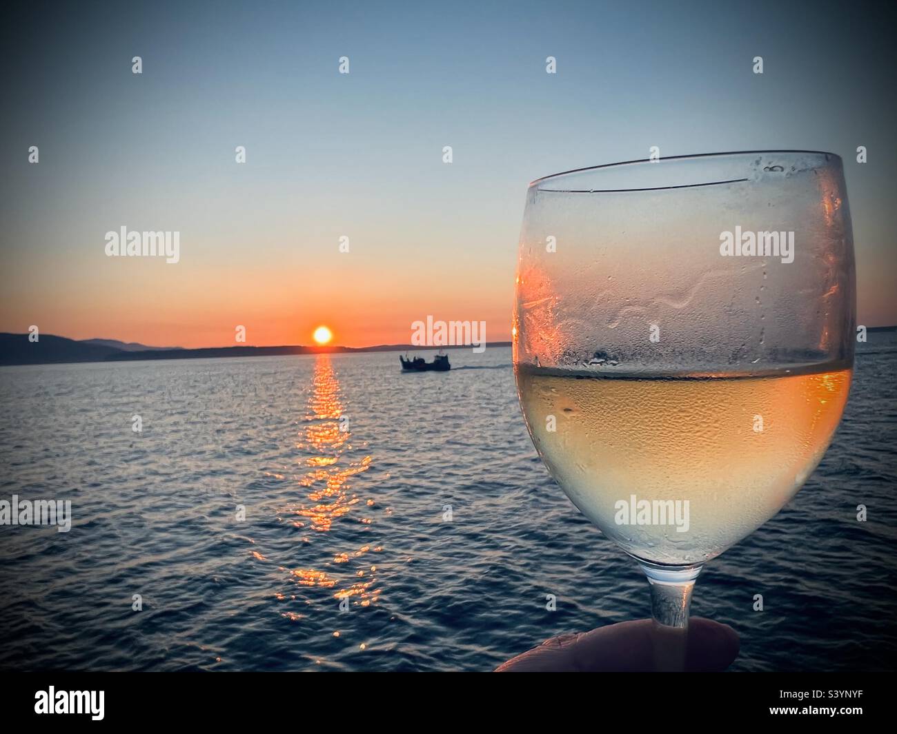 Wine boat cruise hires stock photography and images Alamy