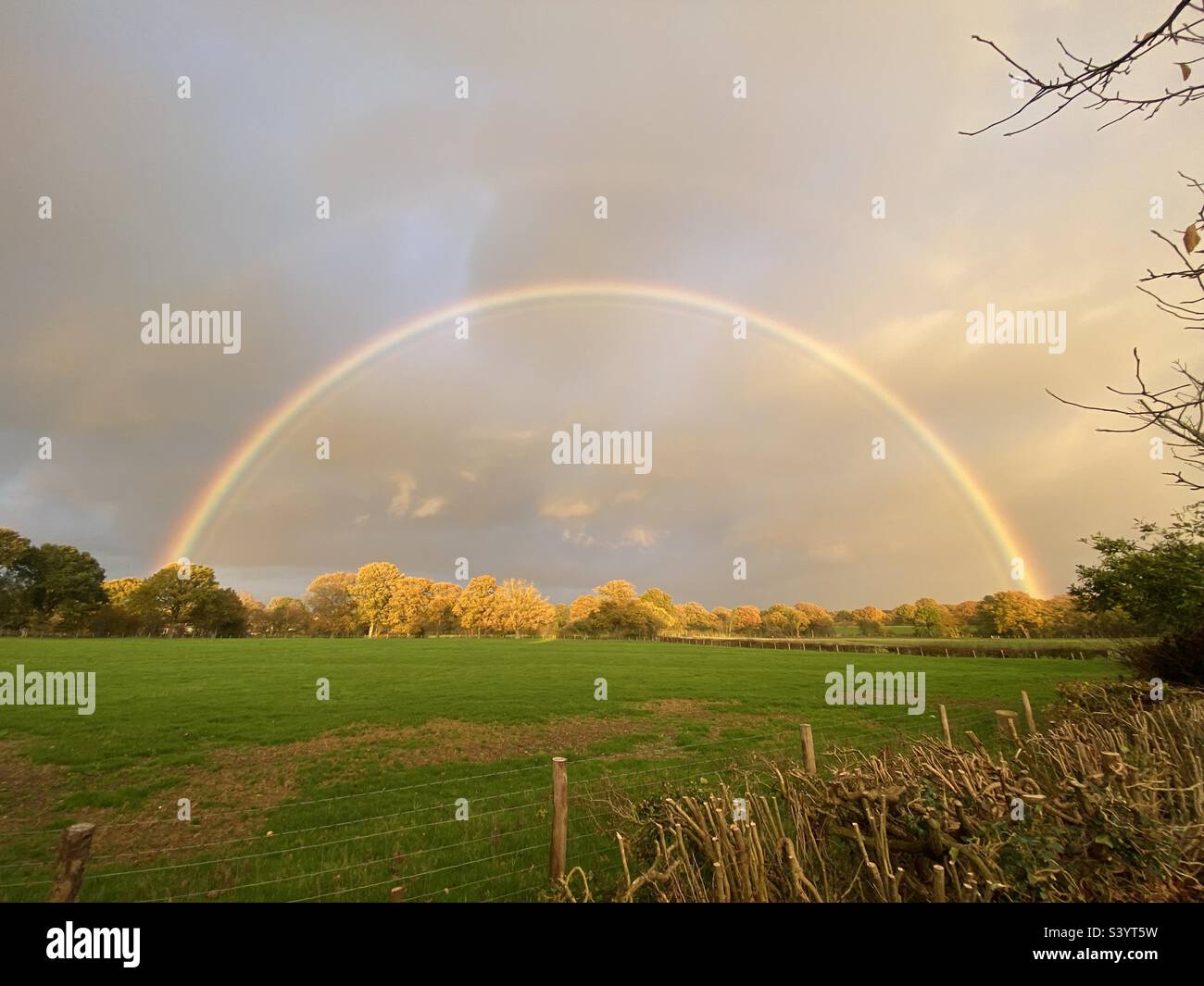 Full rainbow arch Stock Photo - Alamy