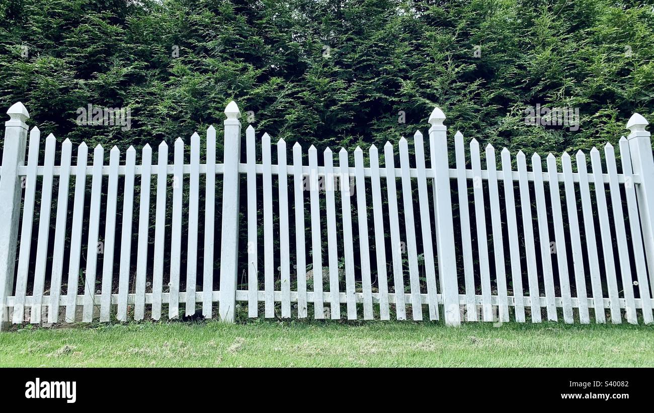 White fence hi-res stock photography and images - Alamy