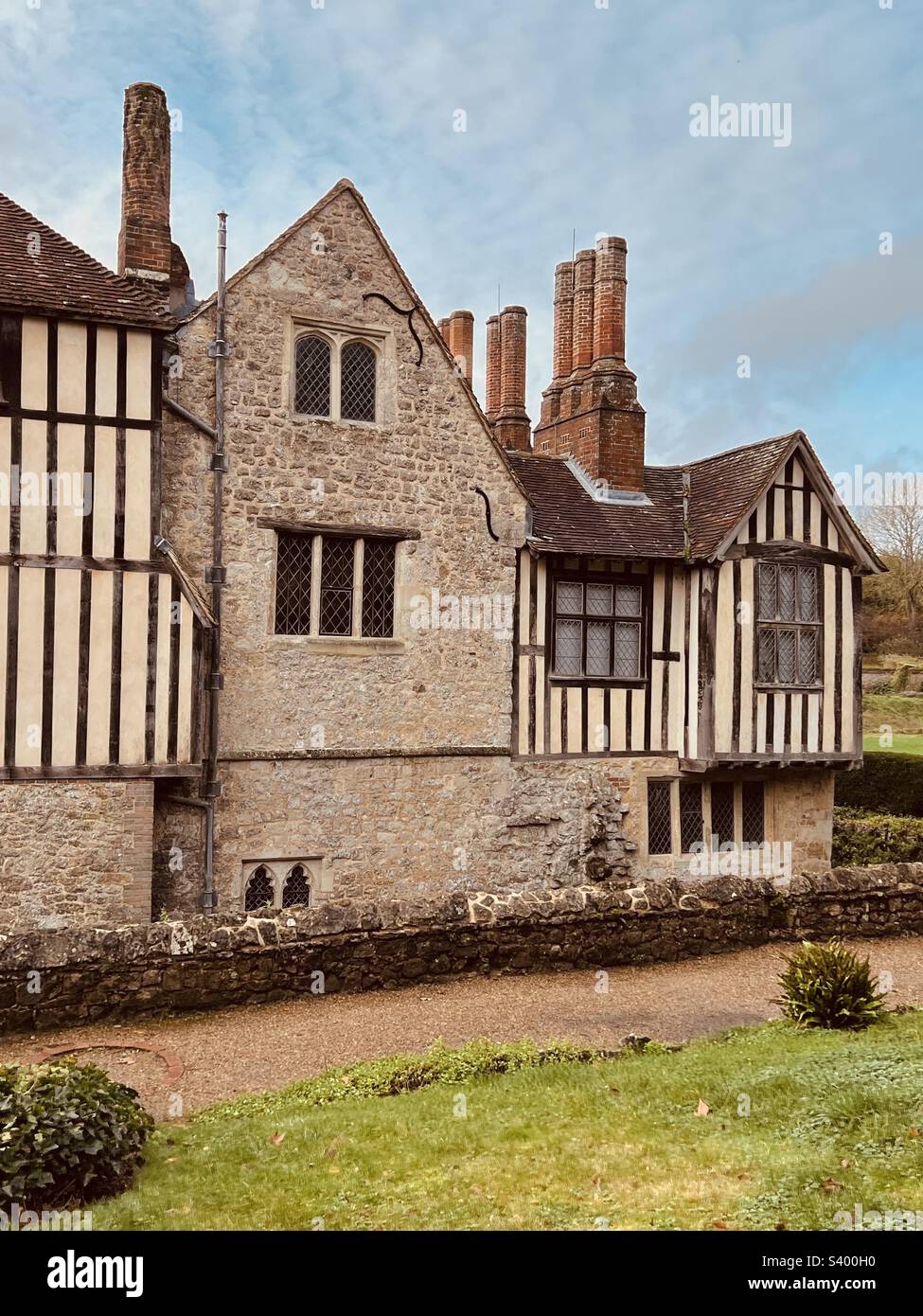 14th century manor house hi-res stock photography and images - Alamy