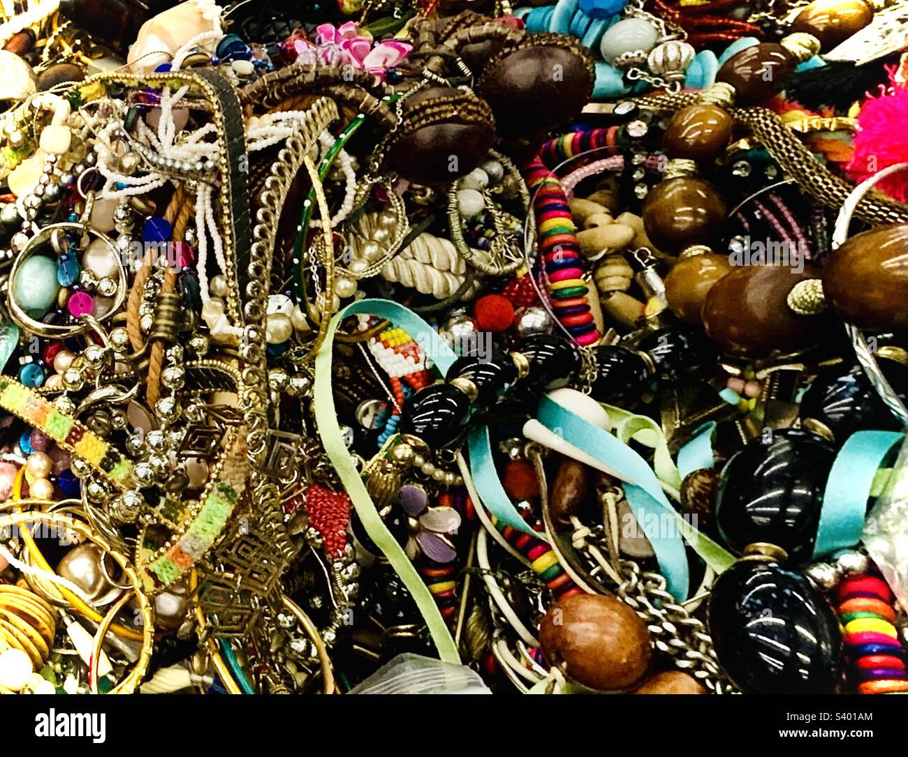 Costume jewellery hires stock photography and images Alamy