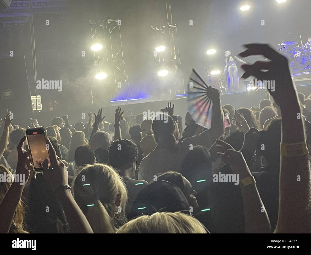 Concert venue crowd hi-res stock photography and images - Alamy