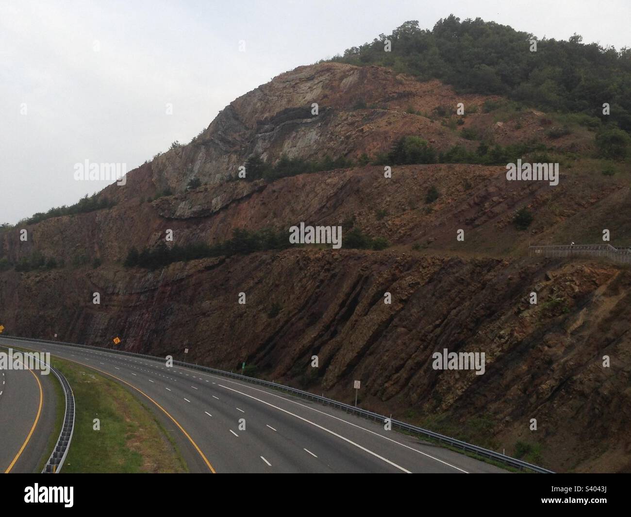 Sideling Hill Rock Strata (Anticline/Syncline) Formation off Interstate 68 in Maryland Stock Photo