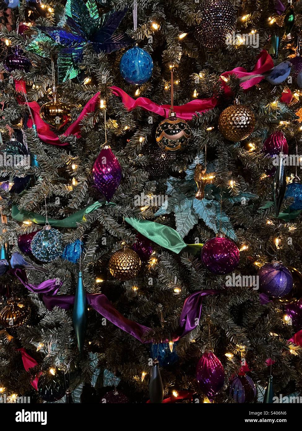 Tinsel tree hi-res stock photography and images - Alamy
