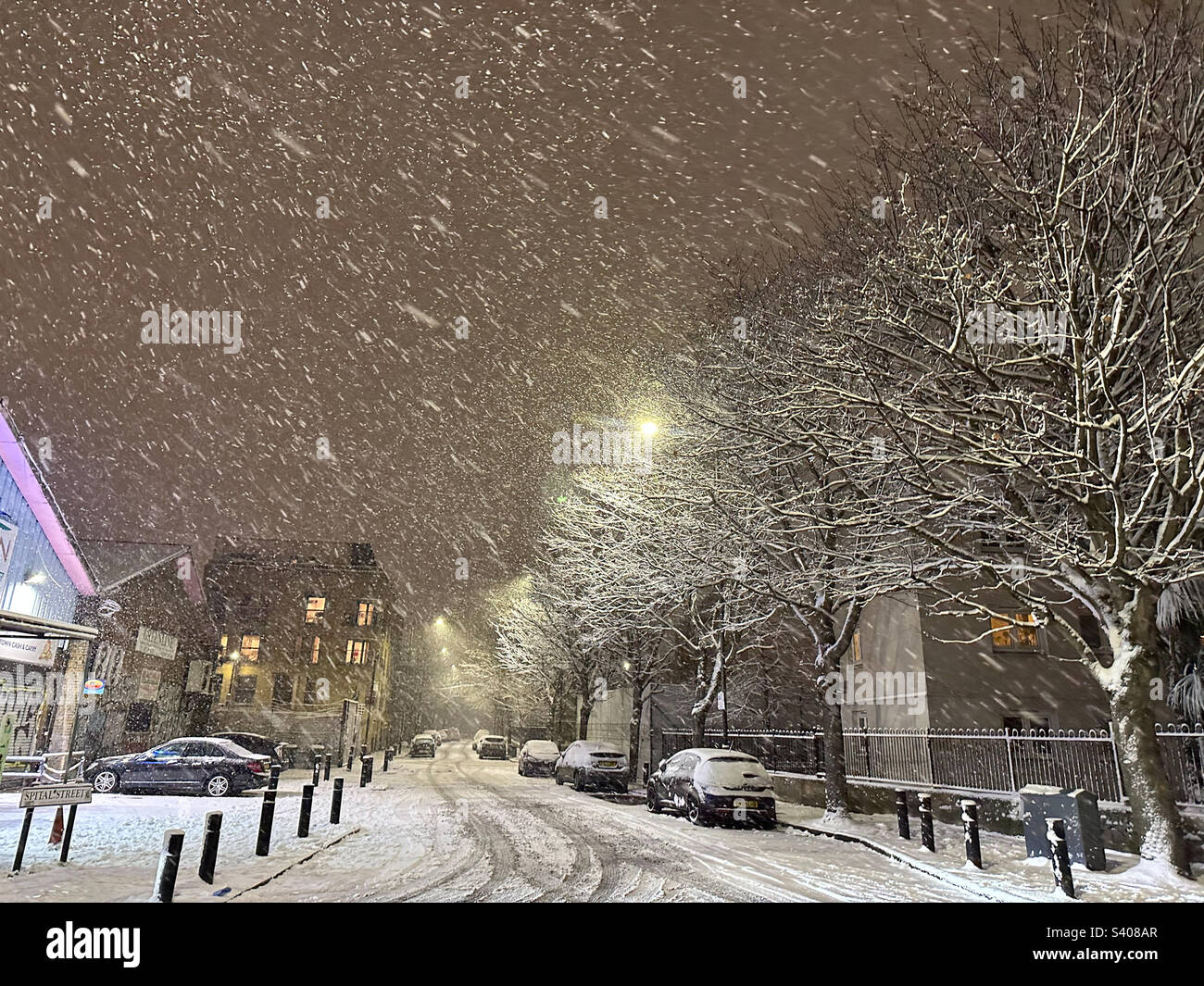 Spital Street, London E1, England. Heavy snowfall on London city street causing travel disruption. 12 December 2022 Stock Photo