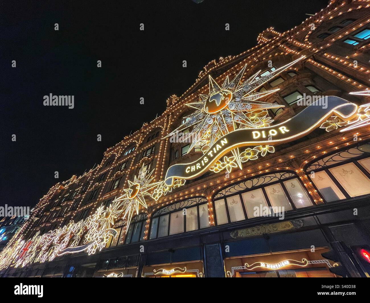 LONDON, UNITED KINGDOM - DECEMBER 4th, 2017: Harrods, the most famous  London shop gets decorated for festive season Stock Photo - Alamy