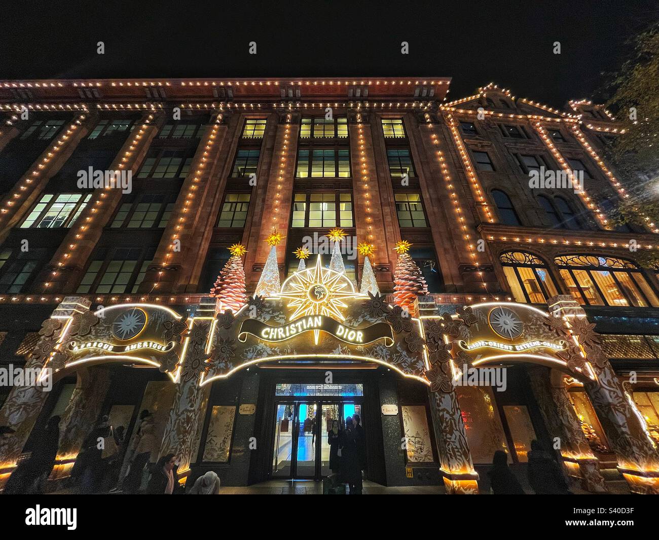 Harrods christmas decorations hires stock photography and images Alamy