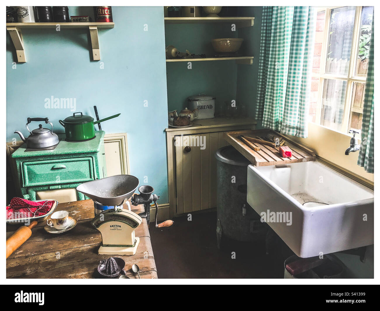 Old fashioned kitchen hi-res stock photography and images - Alamy