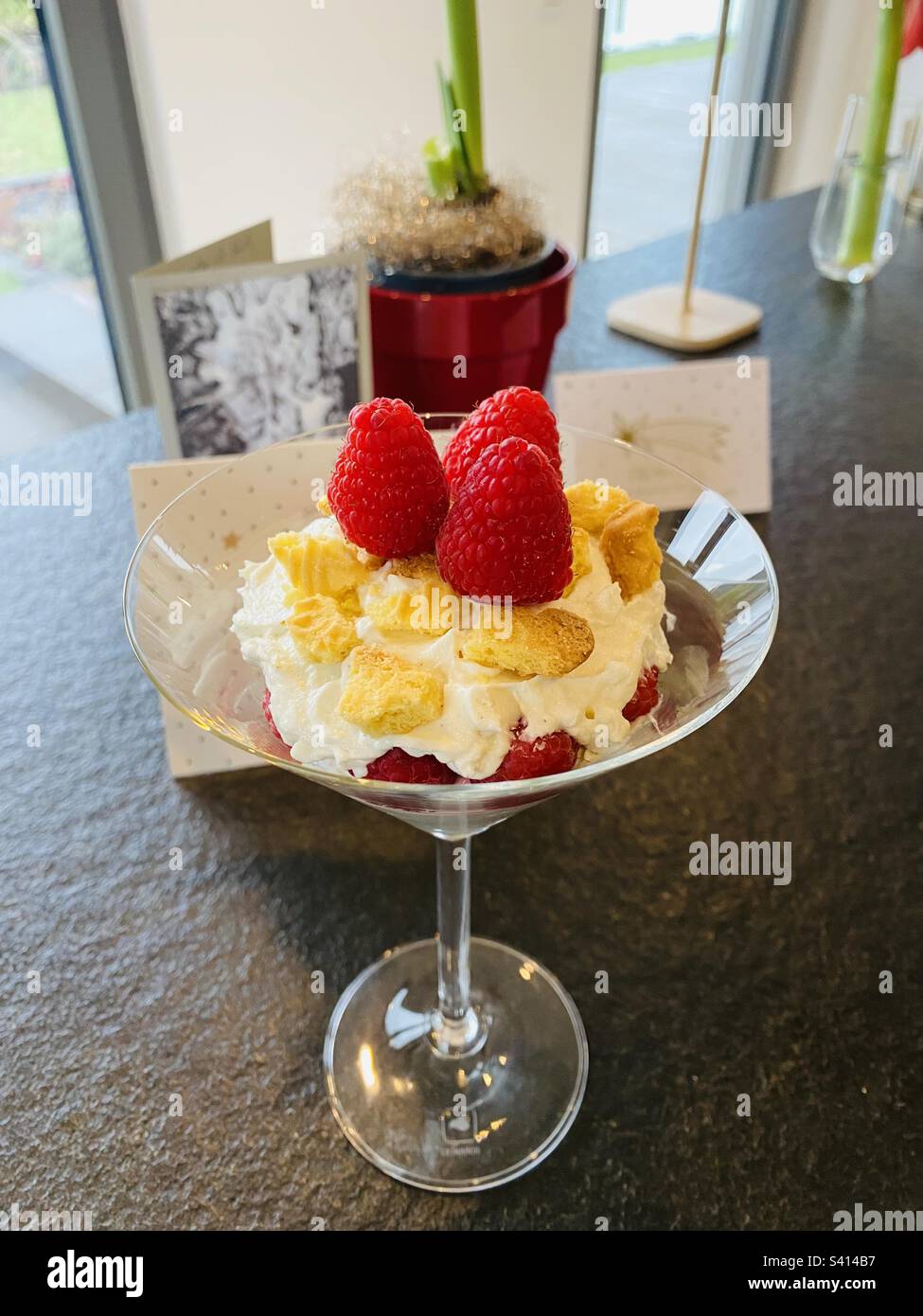 Dessert im Glas mit frischen Himbeeren/ Dessert in a glass with fresh raspberries Stock Photo