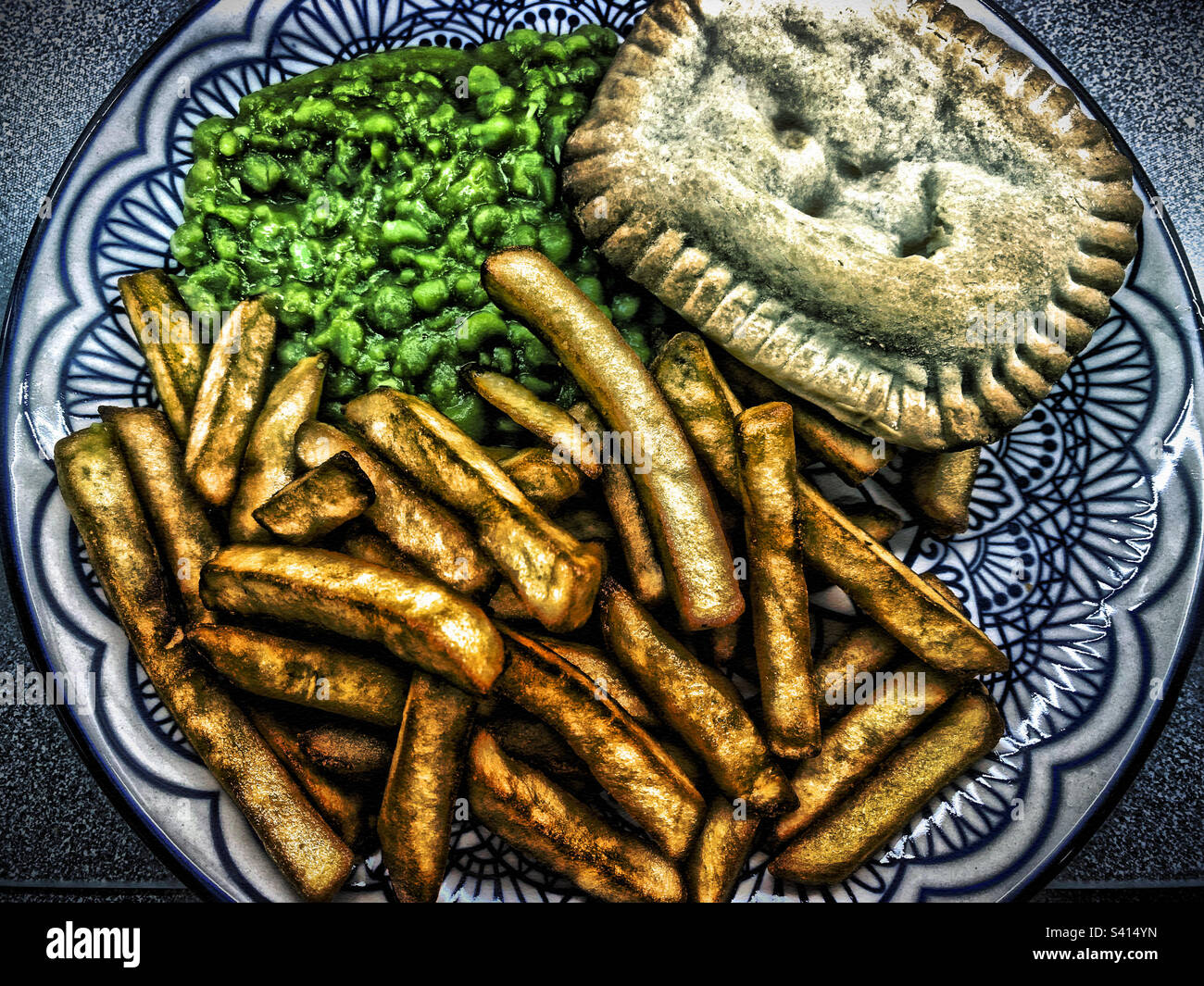 Steak and Kidney Pie Chips and Peas Stock Photo Alamy