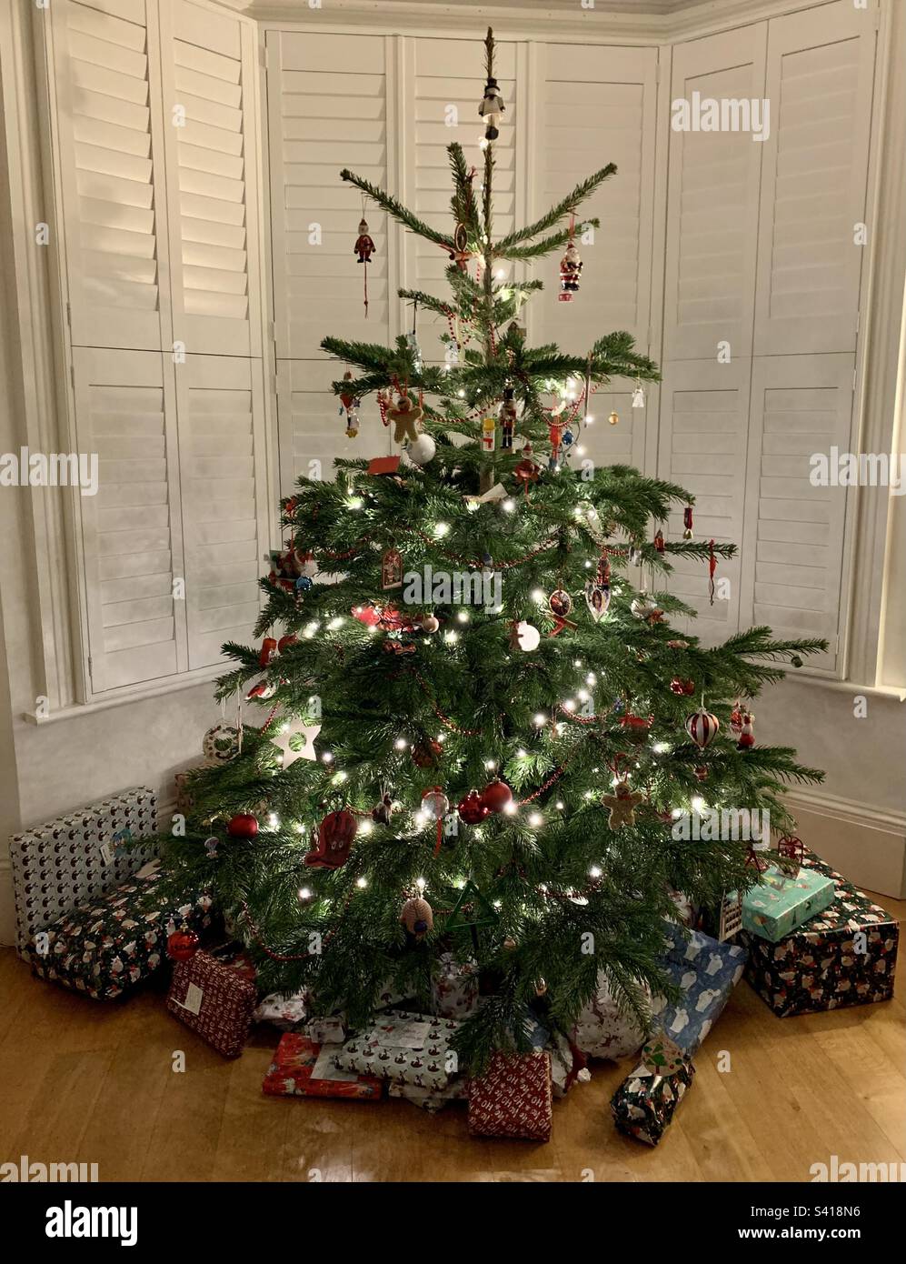 Christmas tree with presents underneath Stock Photo Alamy