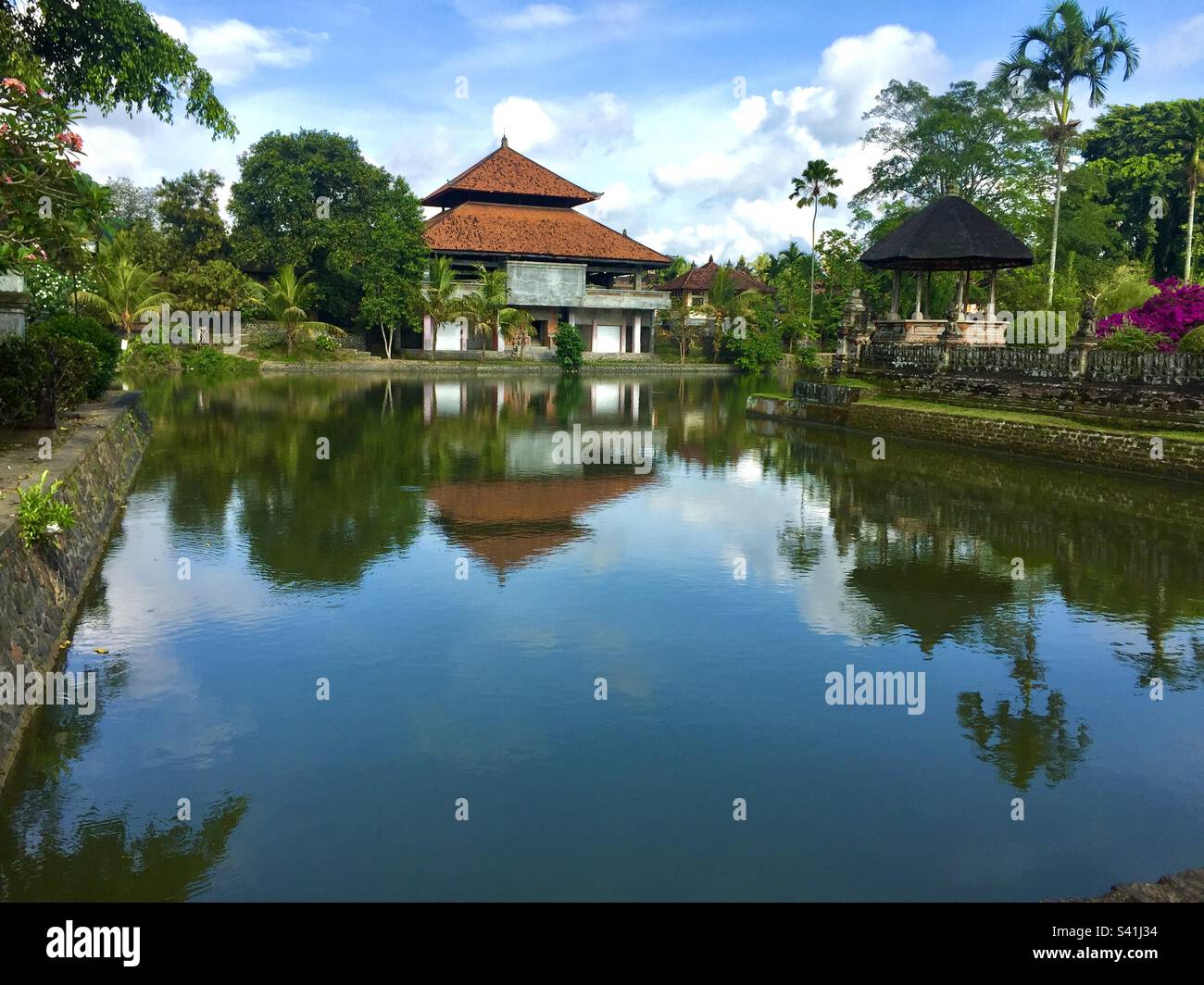 Mirror nature hi-res stock photography and images - Alamy