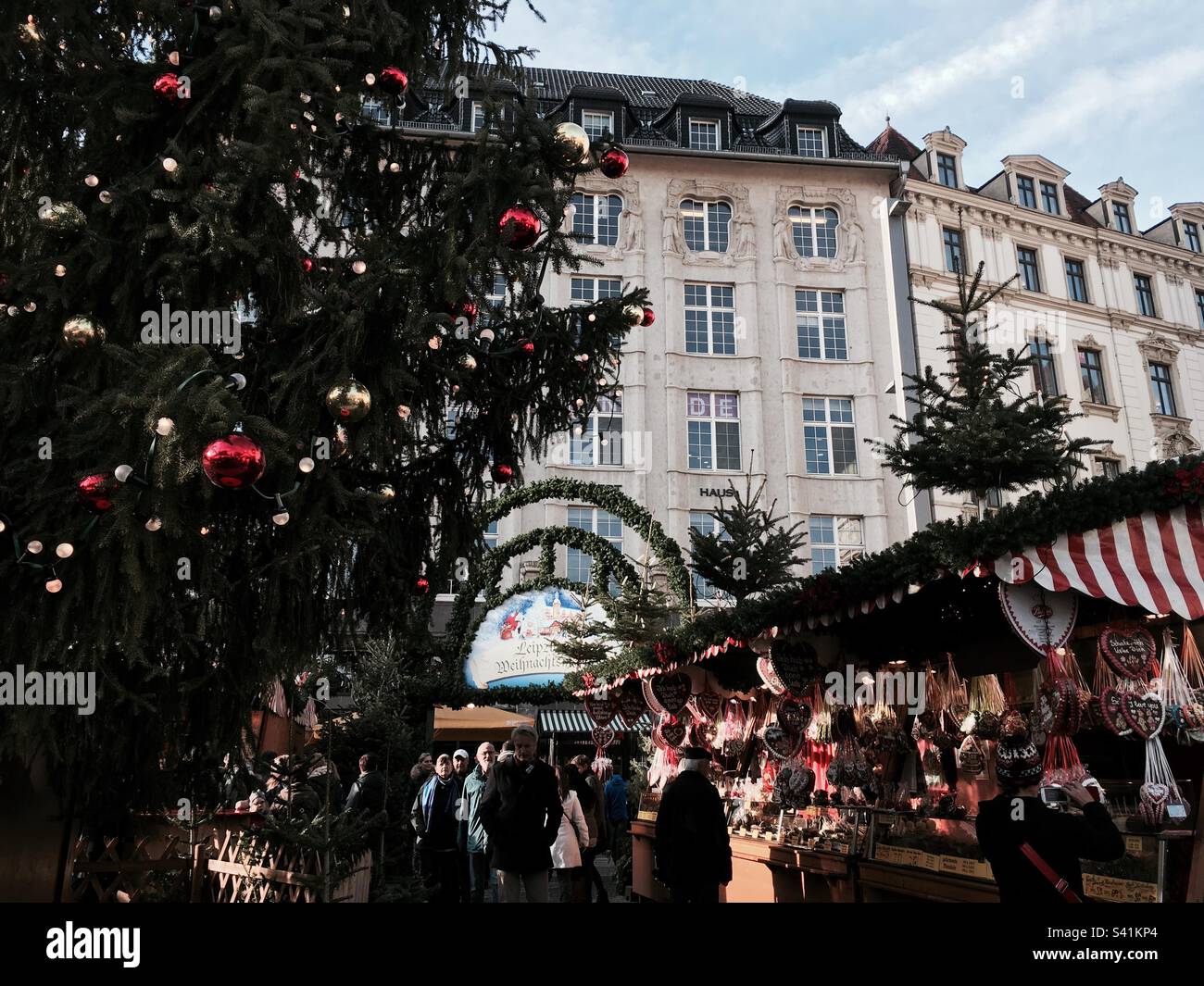 People strolling in Leipzig Weihnachtsmarkt (Chrismas market), Deutschland (Germany) Stock Photo