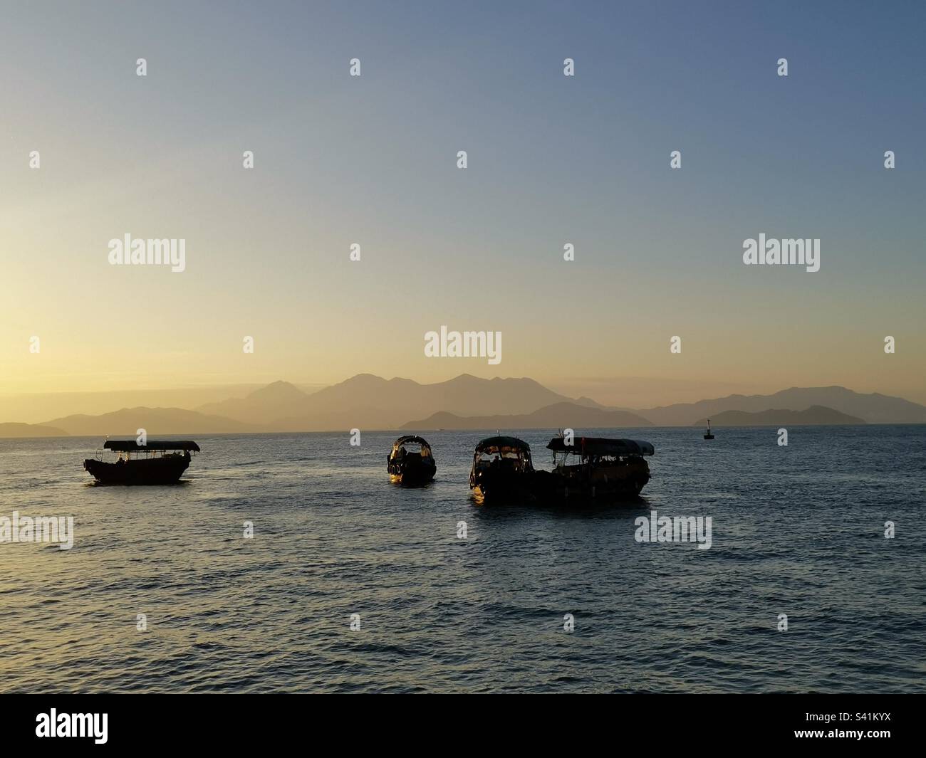 Sampan boats hi-res stock photography and images - Alamy