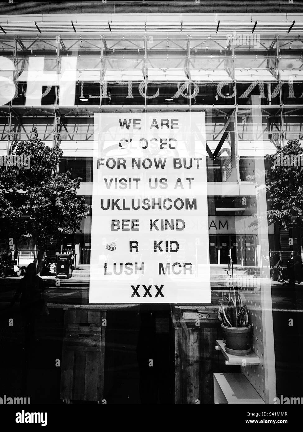 Lush shop lockdown sign, Manchester - Smartphone Captured Stock Image