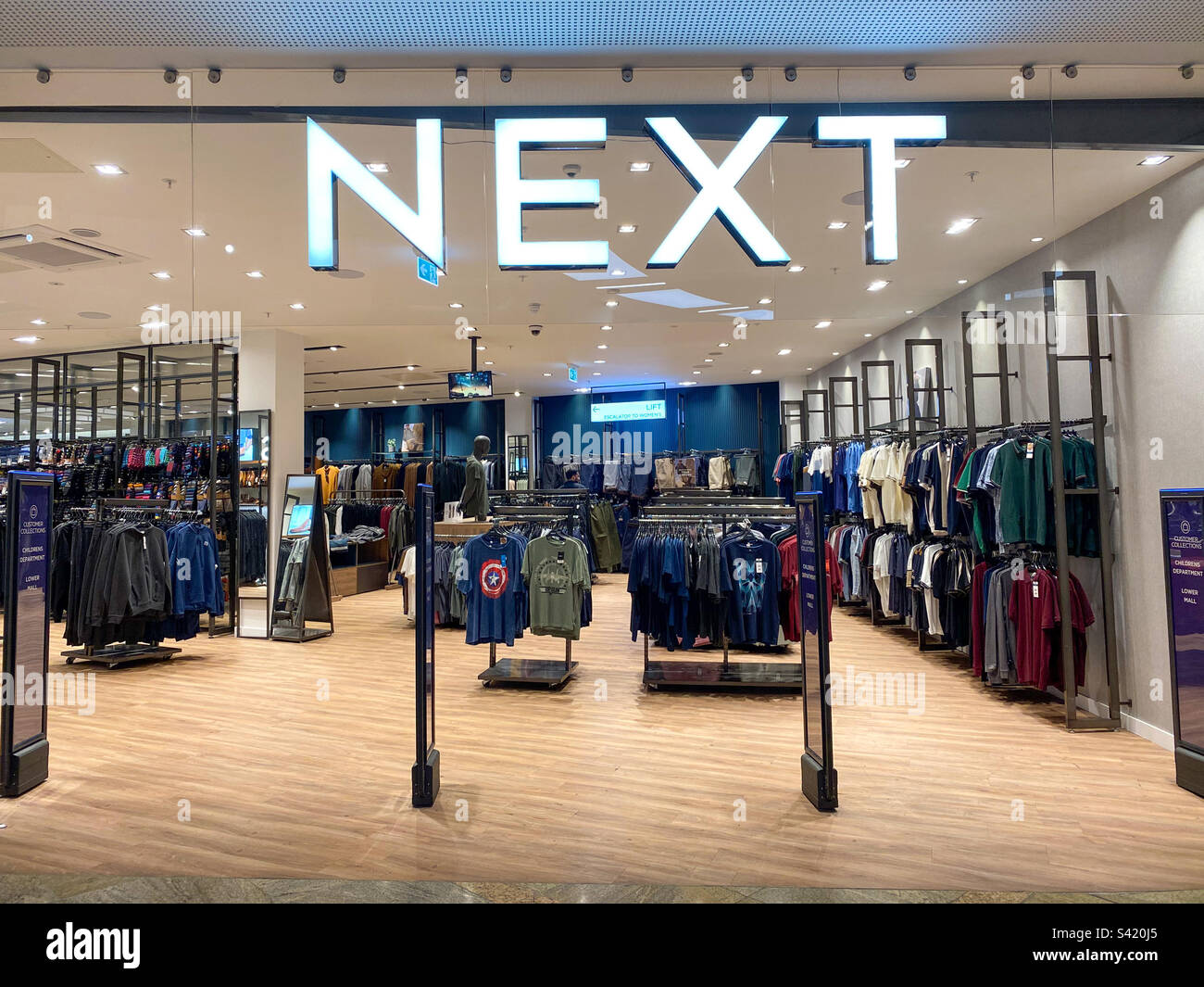 Clothes store entrance hi-res stock photography and images - Page 23 - Alamy