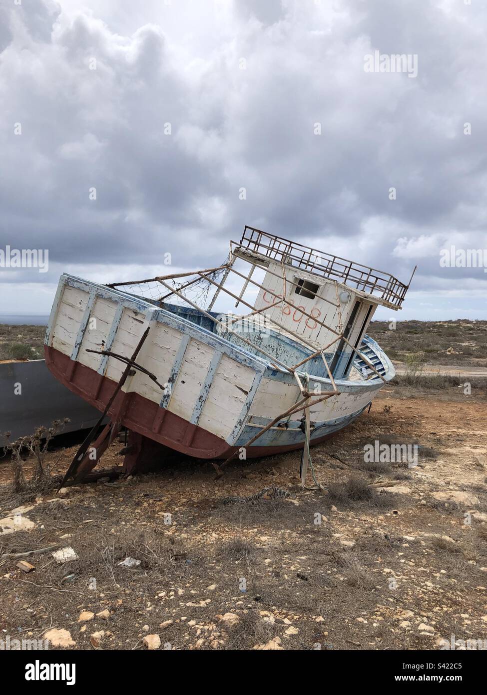 Barca abbandonata al largo della costa, usata per il trasporto di immigrati Stock Photo