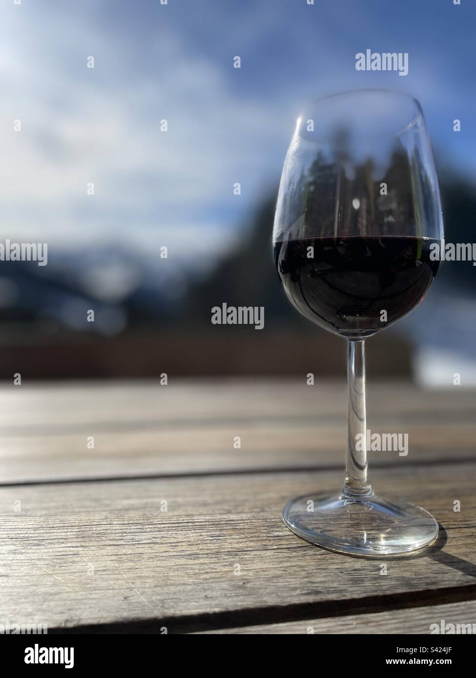 Glas Wein im Winter - Smartphone Captured Stock Image