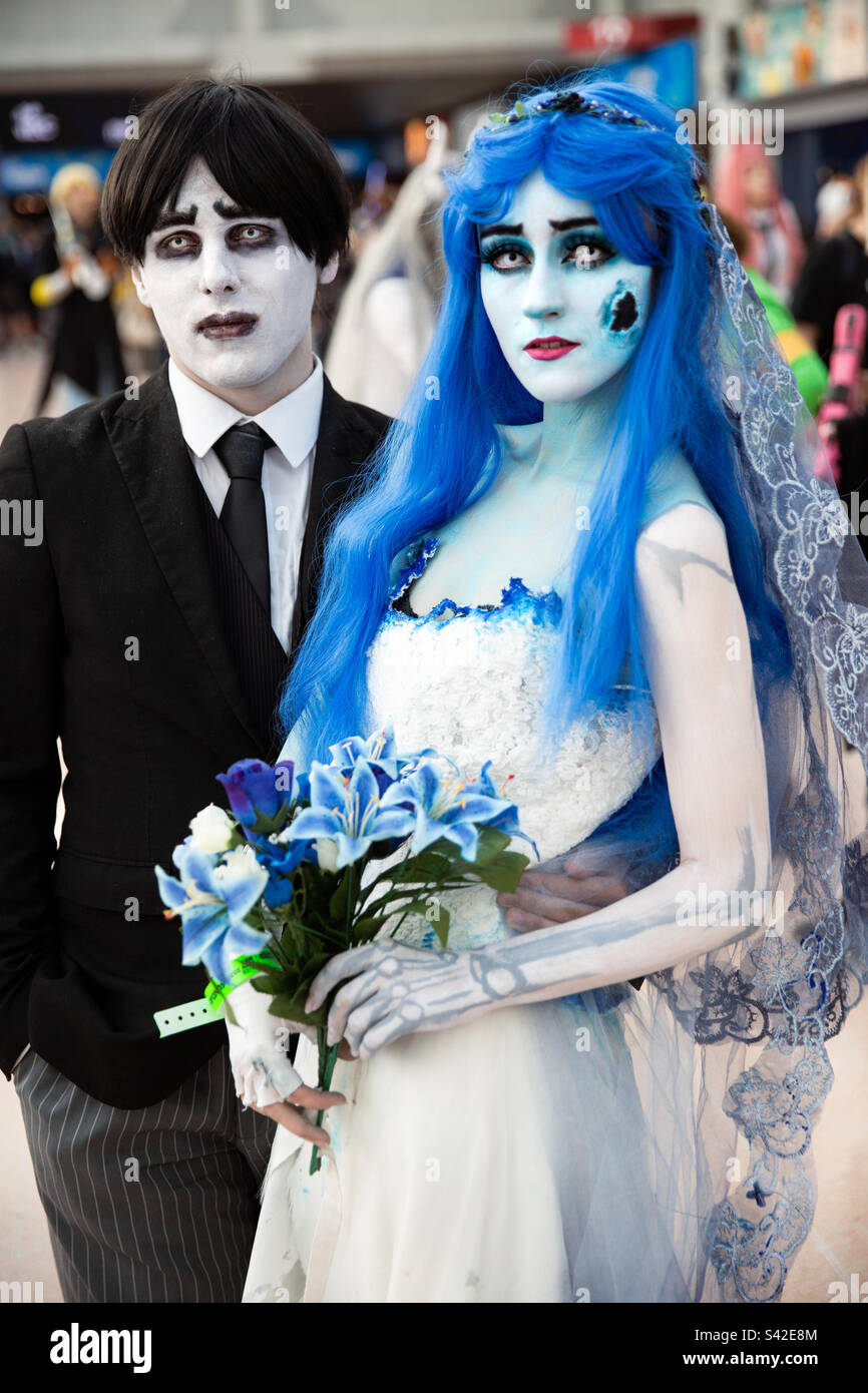 https://c8.alamy.com/comp/S42E8M/a-cosplay-girl-and-boy-dressed-as-tim-burtons-corpse-bride-and-groom-at-a-comic-con-event-S42E8M.jpg