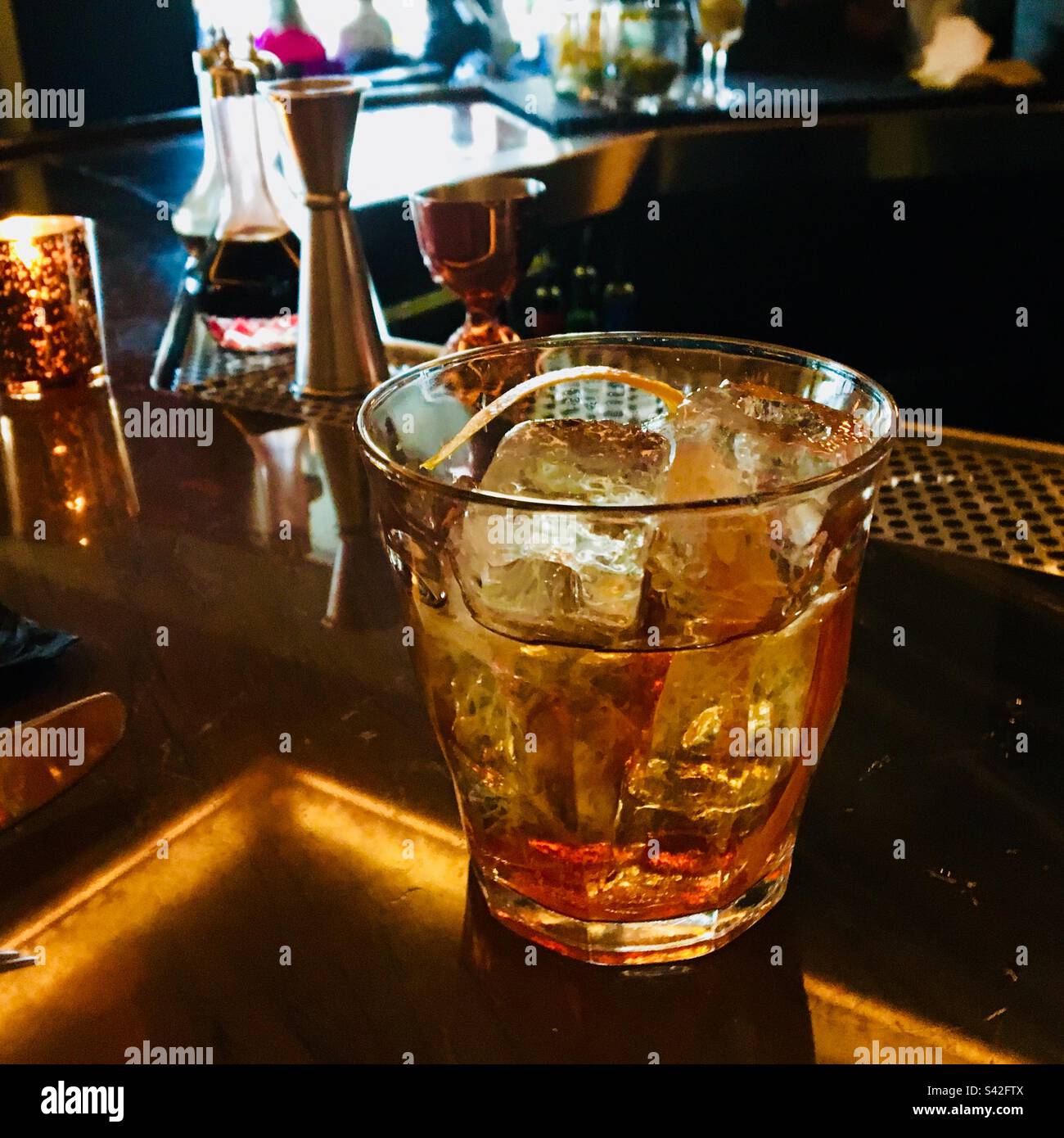 Old fashioned cocktail bar hi-res stock photography and images - Alamy