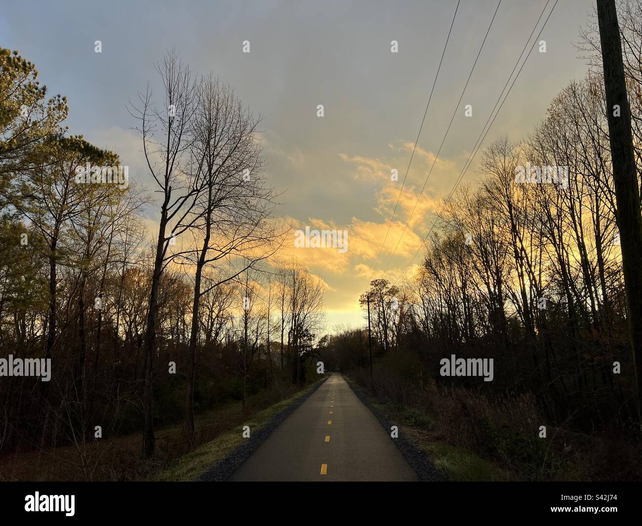 Golden hour road hi-res stock photography and images - Alamy