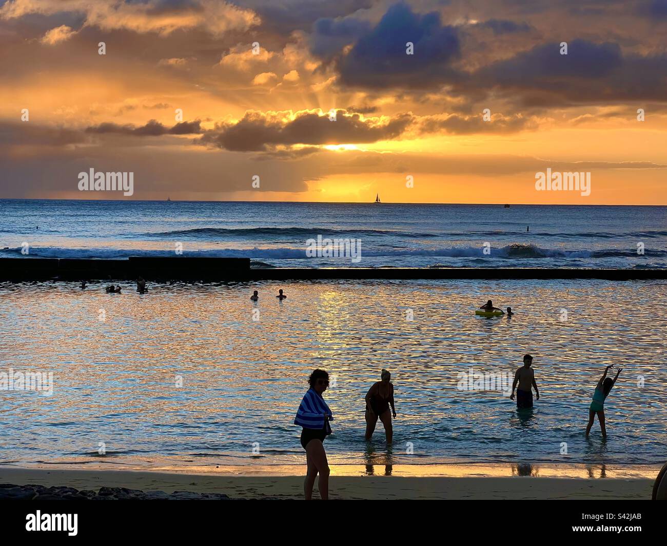 Waikiki beach sunset hi-res stock photography and images - Alamy