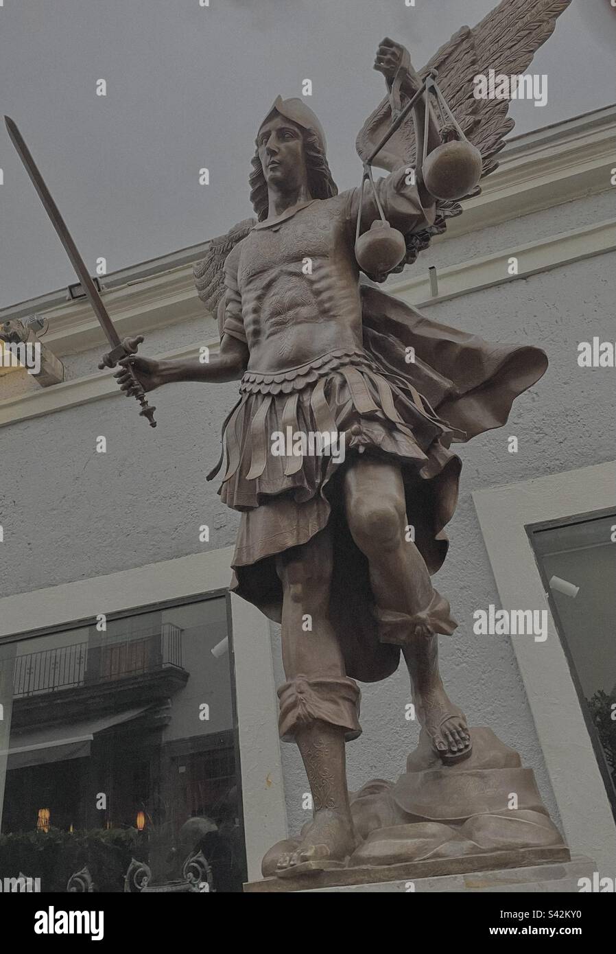 Tlaquepaque, Guadalajara- Monumento de San Miguel Arcángel del artista Agustín Parra que está hecha de bronce, pesa cuatro toneladas y mide seis metros. Stock Photo