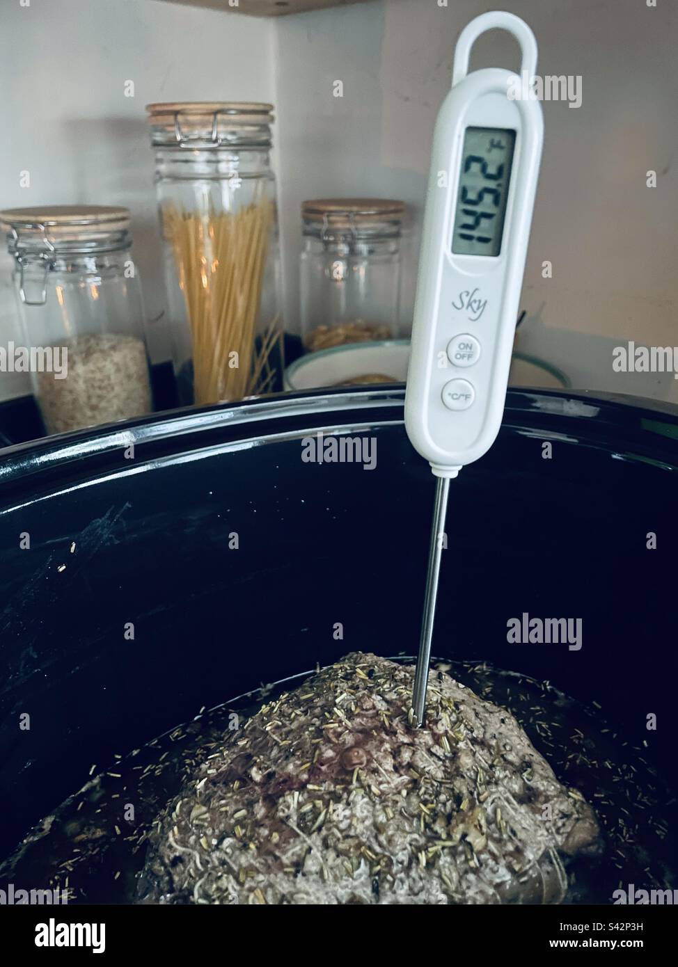 https://c8.alamy.com/comp/S42P3H/checking-the-internal-temperature-of-a-joint-of-slow-roast-beef-S42P3H.jpg