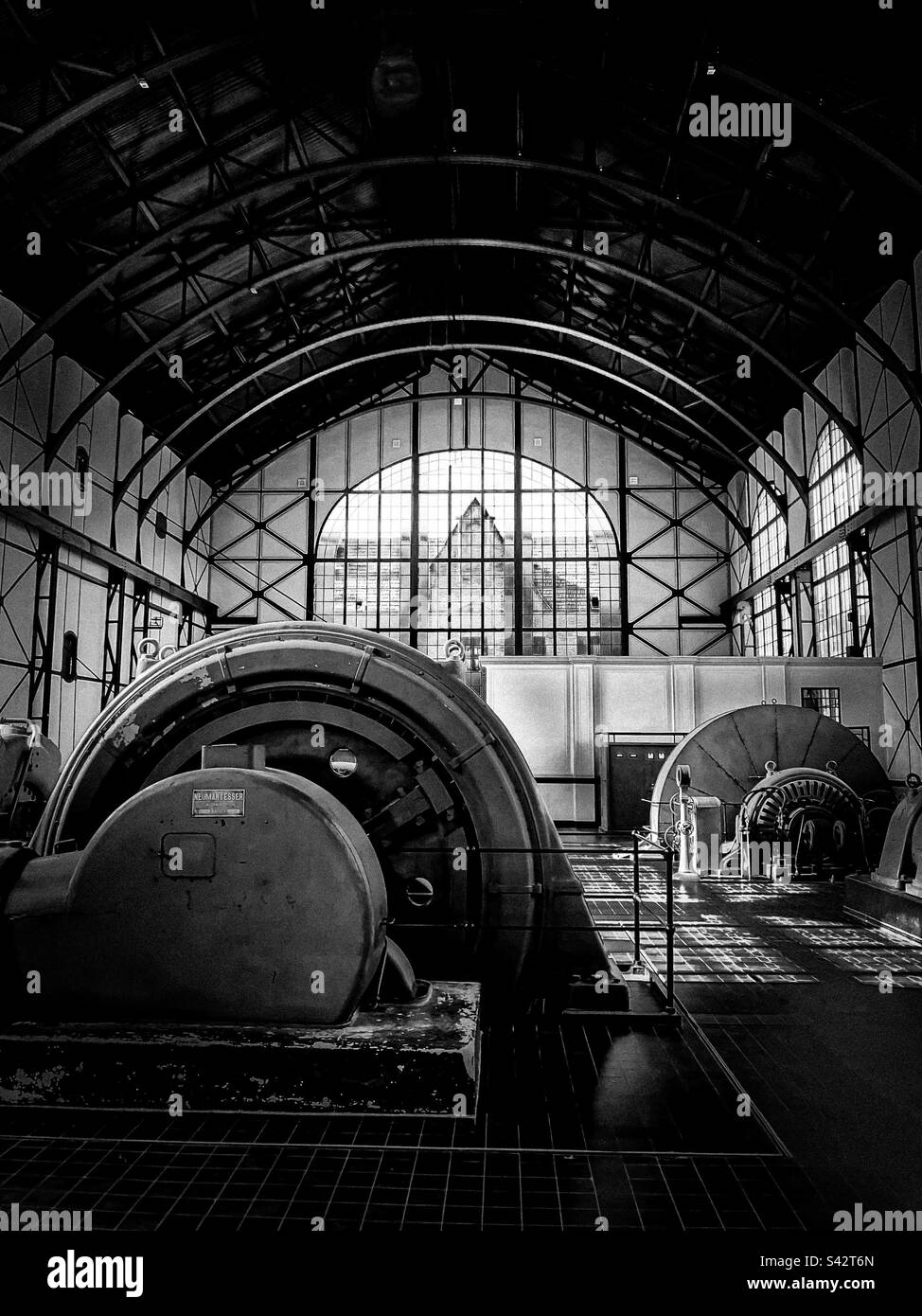 Maschinenhalle Zeche Zollern in schwarz weiß Stock Photo