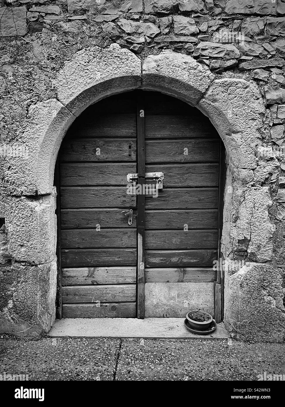 Old open door Black and White Stock Photos & Images - Alamy